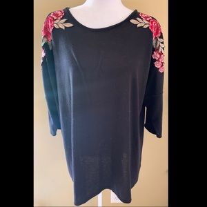 Black Top w/floral Embroidery. 1X
